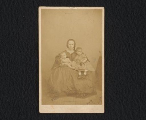 Portrait of Jacoba de Lange-Wiggers van Kerchem with two of her children, possibly Margo and Jacob