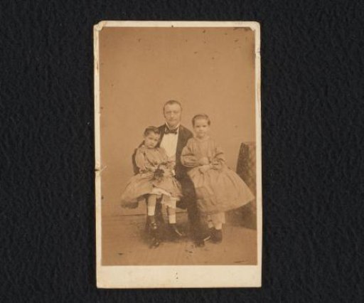 Portrait of Geldolph Adriaan de Lange with two of his children, presumably Anna and Nelly