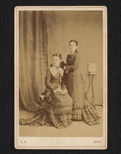 Portrait of Margo de Lange with her sister, possibly Anna de Lange