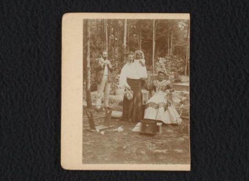 Margo Kessler-de Lange with her daughter An, son-in-law Philip Kohnstamm and granddaughter Puk, in a garden