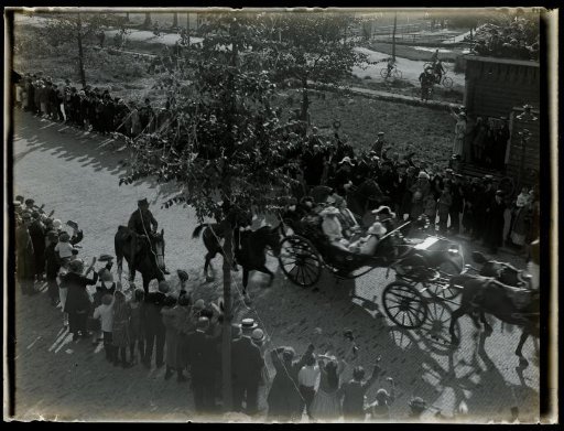 Queen Wilhelmina with her retinue in the Crème Calèche, during the celebrations for her silver jubilee