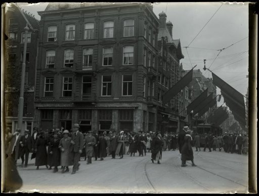 Celebration for the silver jubilee of Queen Wilhelmina, at the corner of the Leidseplein and the Leidsestraat, Amsterdam
