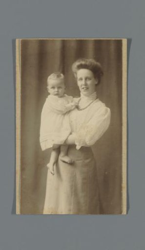 Portrait of Suze de Stuers-Teding van Berkhout with child