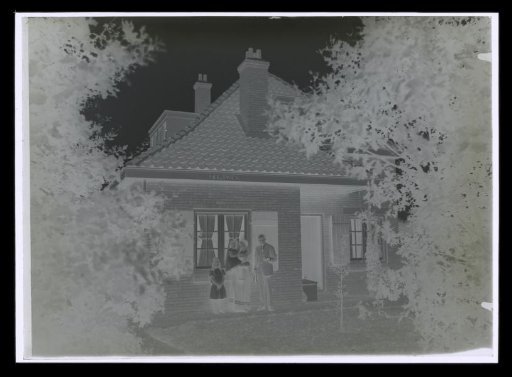 Elsa and Alphons Diepenbrock with their daughters Joanna and Thea in front of their house 'Holtwick' at Laren