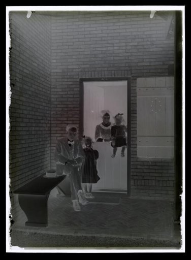 Alphons and Elsa Diepenbrock with daughters Joanna and Thea in front of their residence 'Holtwick' at Laren
