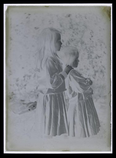 Joanna and Thea Diepenbrock in a garden, seen from the side