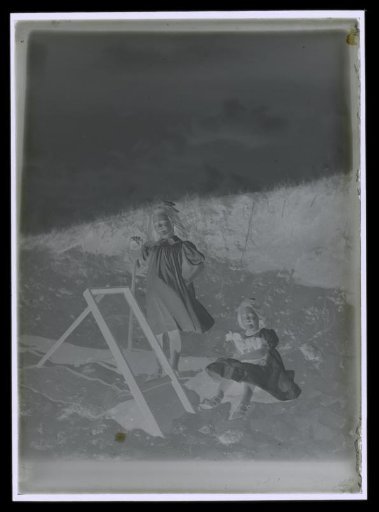 Joanna and Thea Diepenbrock in the dunes, with a shovel and a toy horse
