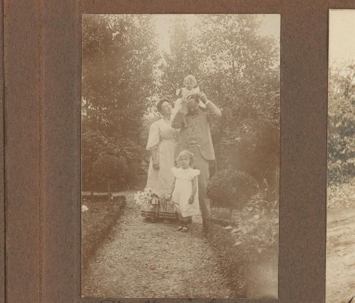 Alphons Diepenbrock with his family in a park, De Hoeve