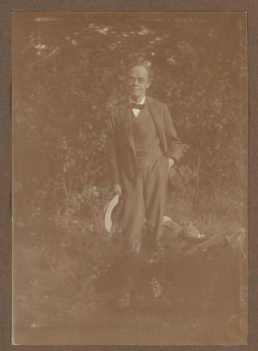 Alphons Diepenbrock, standing, with hat in hand