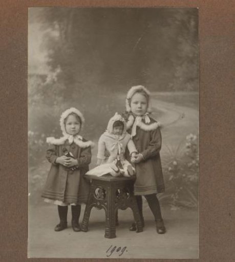 Studio Portrait of Thea and Joanna Diepenbrock