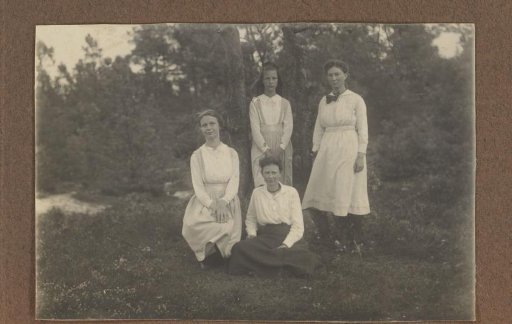 Four women in the dune