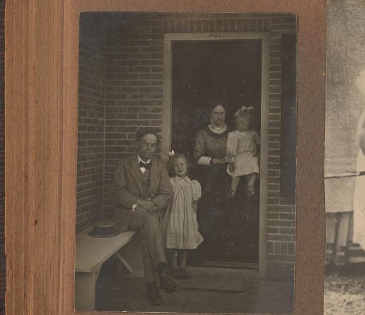 Alphonse Diepenbrock with his family in front of the Holtwiek