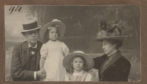 Alphons Diepenbrock with wife and two daughters