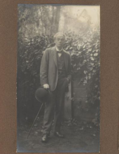 Alphons Diepenbrock standing, with hat and walking stick