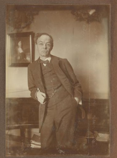 Alphons Diepenbrock leaning against a wing