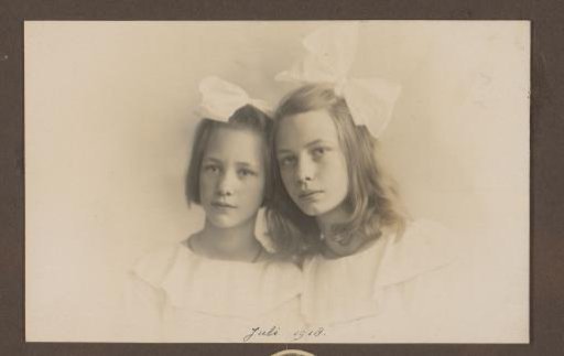 Portrait of Thea and Joanna Diepenbrock with bows in their hair