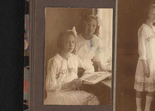 Portrait of Joanna and Thea Diepenbrock with a book at a window sill