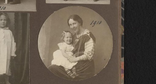 Portrait of Elsa Diepenbrock with her daughter Thea on her lap