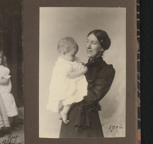Portrait of Elsa Diepenbrock with Joanna on her arm