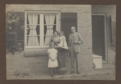 Portrait of Alphons Diepenbrock with his family in front of their home 'Holtwick' at Laren