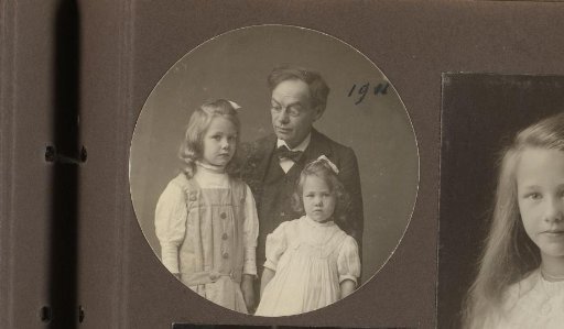 Portrait of Alphons Diepenbrock with his daughters Joanna and Thea