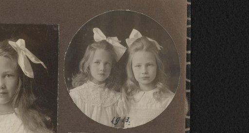 Portrait of Thea and Joanna Diepenbrock with bows in their hair