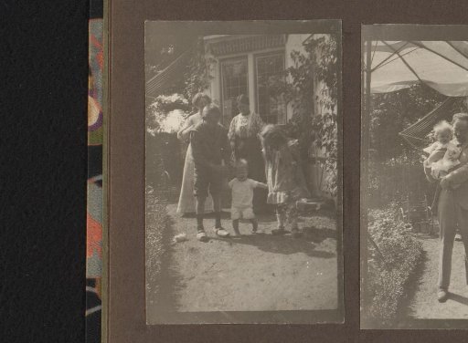 Two women and three children, possibly Saar de Swart, Elsa Diepenbrock with daughters Thea and Joanna, standing in the garden of Villa de Hoeve