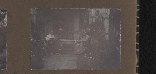 Two women at a table on the terrace of villa De Hoeve in Laren, including possibly Saar de Swart