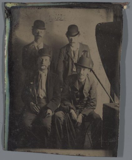 Group portrait with Alphons Diepenbrock, Hein Boeken, Willem Kloos, and an unknown young man at the front right