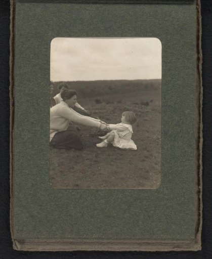 Three women and Cay van den Berg in a field at Laren