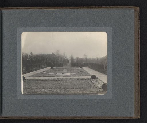 Garden of a house in Blaricum, viewed from the house