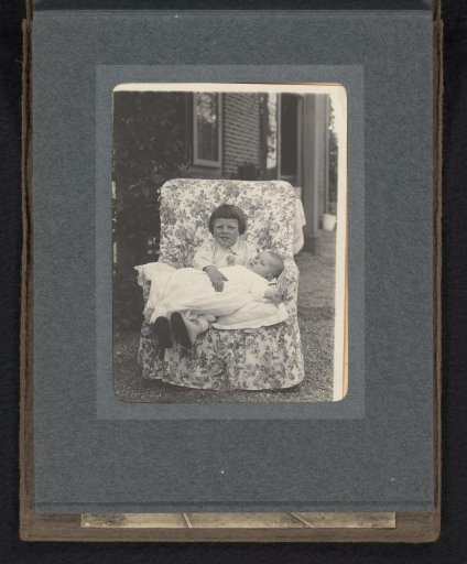 Portrait of Cay and Frank van den Berg in a garden chair at Blaricum
