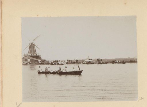 Rowers and spectators along the bank during the Varsity of 1893 in Haarlem