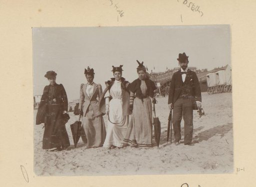 Group portrait of a company on the beach of Scheveningen