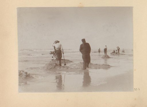 Society building a dam on the beach of Scheveningen