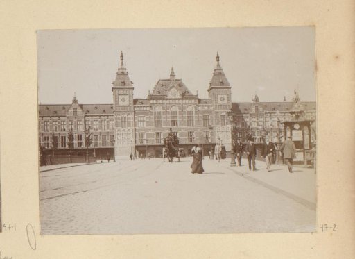 Horse and carriage in front of Amsterdam Central Station