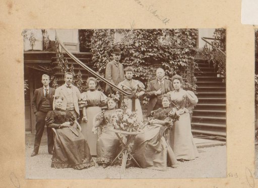Group portrait in the garden on the birthday of Carolina Frederika Holle