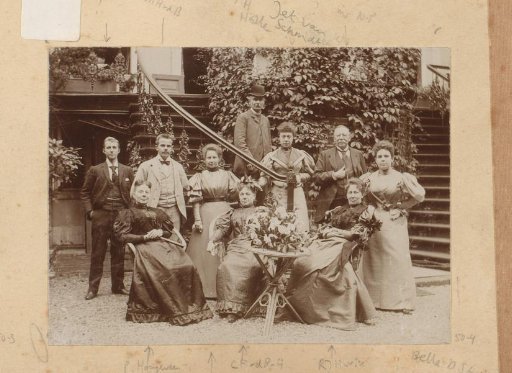 Group portrait in the garden on the birthday of Carolina Frederika Holle