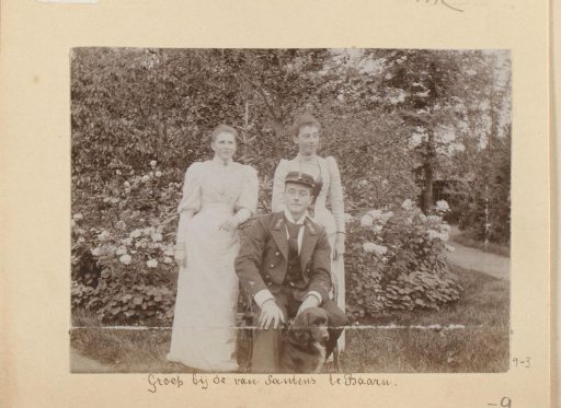 Group portrait in the garden of the Van Santen family in Baarn