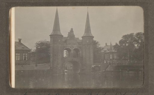 Two photographs of a boat trip and the Waterpoort in Sneek, August 1922