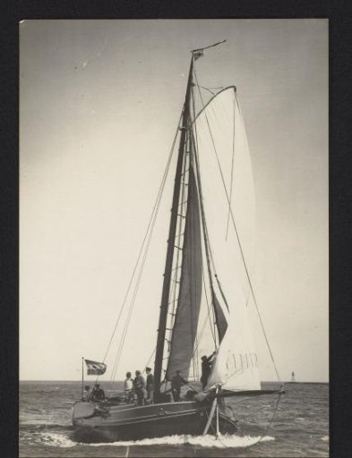 Sailboat De Snits in a canal