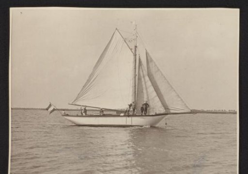 Sailing boat De Snits run aground in the Biesbosch
