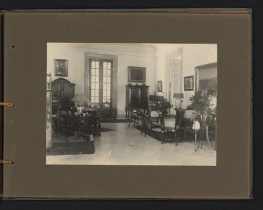 Interior of a room with various seating areas in the official residence of the Javasche Bank in Batavia