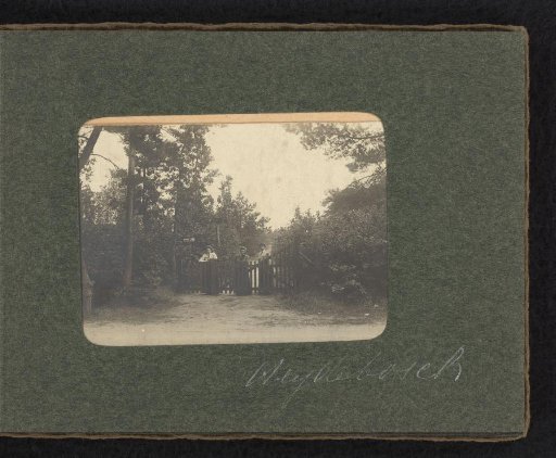 Three women in front of the entrance gate of estate Beukbergen in Huis ter Heide