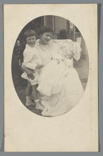 Line van den Berg with two children in oval