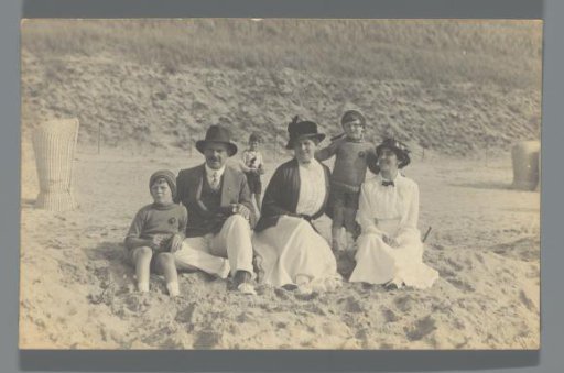 Hendrik Herman van den Berg, Line van den Berg and another woman and two children sitting on the beach