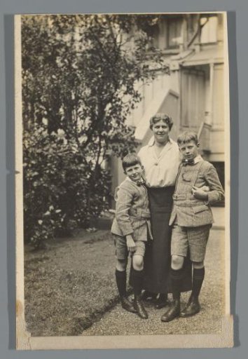 Line van den Berg between two sons