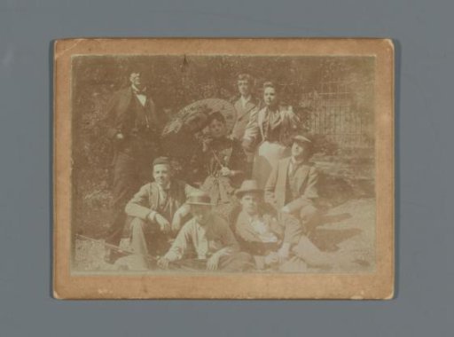 Group in the sun in the garden of Turfmarkt 3, father and mother den Berg, Henk and Karel