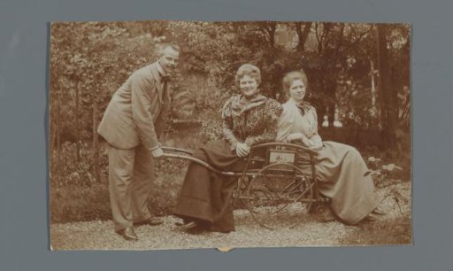 Henk and Caroline van den Berg and Leo in the garden at Turfmarkt 3