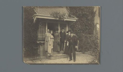 Family of den Berg posing in front of "De Hoene" in Laren by Saar Smele [uncertain]